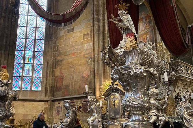 small-group-tour-of-prague-castle-with-visit-to-interiors