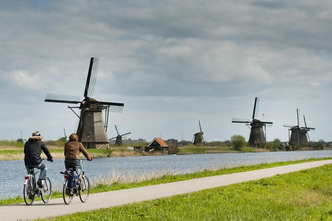 small-group-tour-to-kinderdijk-windmills-and-delft-from-amsterdam