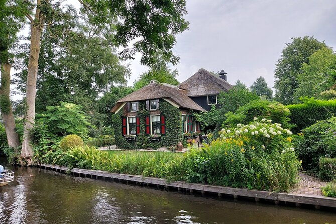 small-group-tour-to-windmills-giethoorn-with-boat-tour