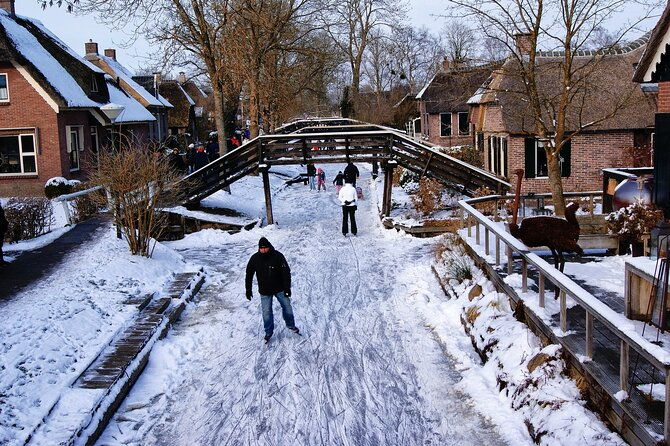 small-group-tour-to-windmills-giethoorn-with-boat-tour