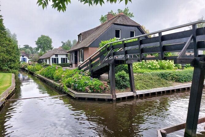 small-group-tour-to-windmills-giethoorn-with-boat-tour
