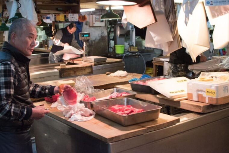 small-group-tsukiji-fish-market-food-tour