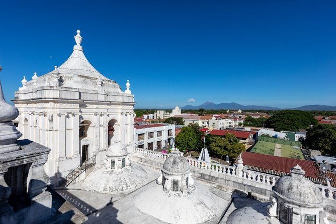 small-group-walking-excursion-of-leon-city