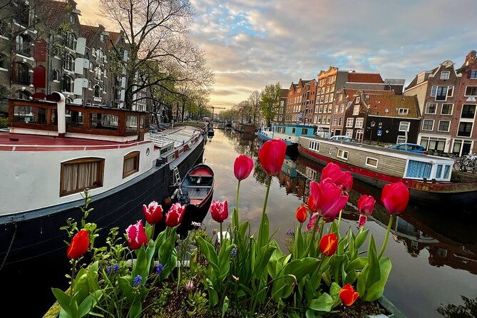small-group-walking-tour-in-amsterdam-with-friendly-and-fun-guide