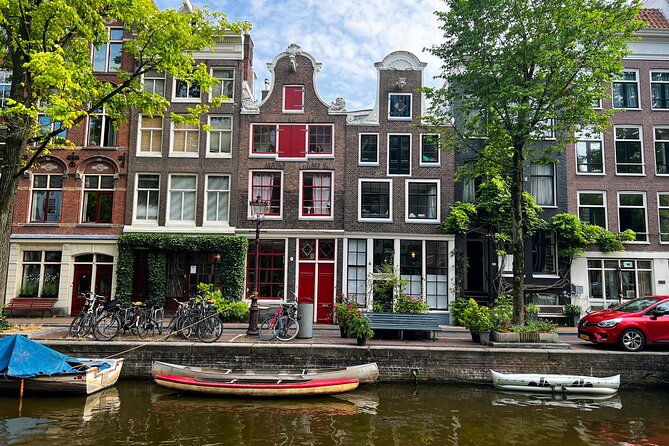 small-group-walking-tour-in-amsterdam-with-friendly-and-fun-guide