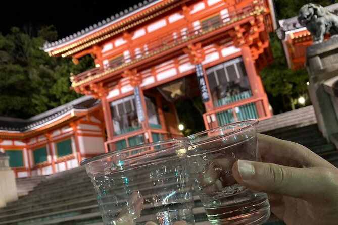 small-group-walking-tour-in-gion-at-night-with-sake-in-hand