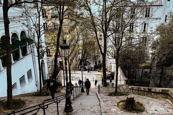 small-group-walking-tour-in-montmartre-with-a-guide