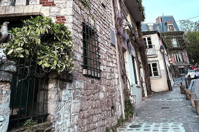 small-group-walking-tour-in-montmartre-with-a-guide