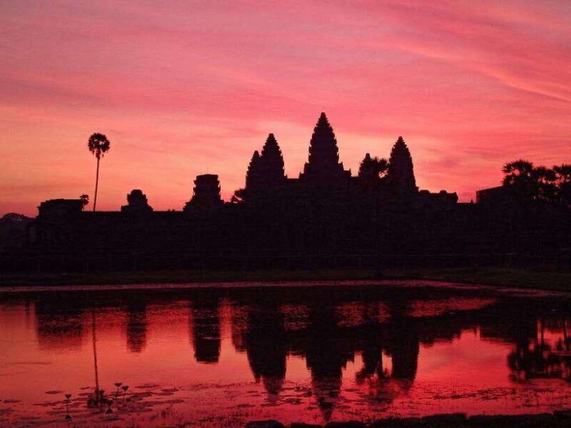 small-joining-group-to-temples-with-sunrise-at-angkor-wat