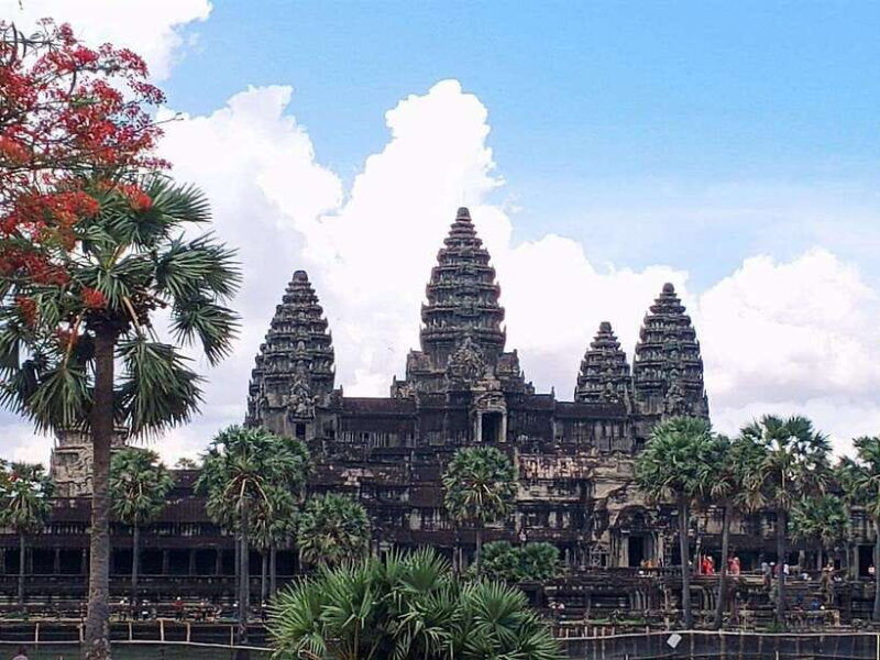 small-joining-group-to-temples-with-sunrise-at-angkor-wat