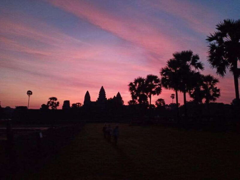 small-joining-group-to-temples-with-sunrise-at-angkor-wat
