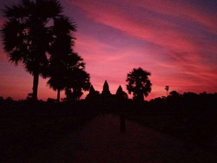small-joining-group-to-temples-with-sunrise-at-angkor-wat