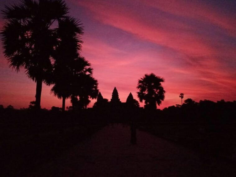 small-joining-group-to-temples-with-sunrise-at-angkor-wat