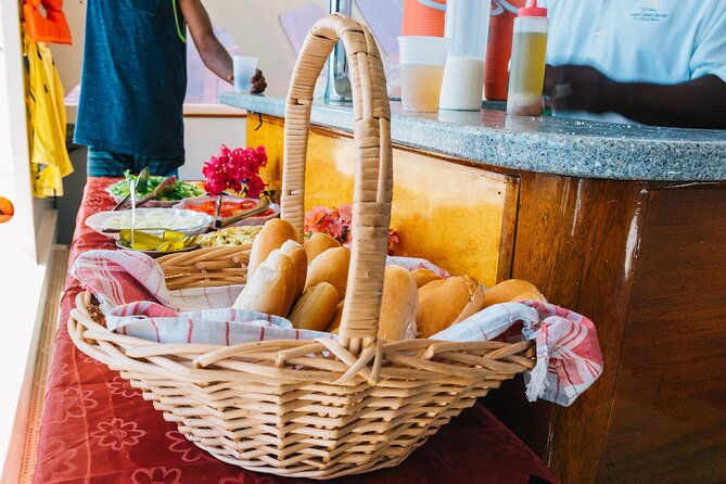 snorkel-lunch-lounge-bluewater-or-snorkel-and-lunch-leeward
