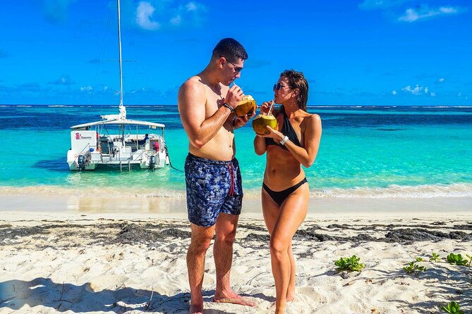 snorkeling-and-swimming-on-a-caribbean-cruise-by-sharky-catamarans