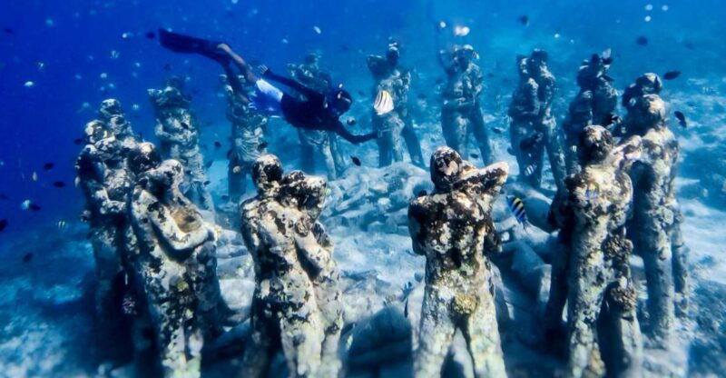 snorkeling-with-turtle-and-underwater-statue-in-gilis