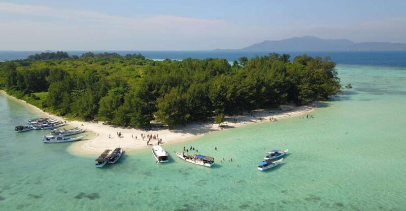 snorkelling-islandhopping-tour-karimunjawa-sharing-tour