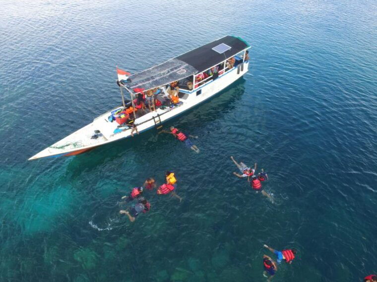 snorkelling-islandhopping-tour-karimunjawa-sharing-tour