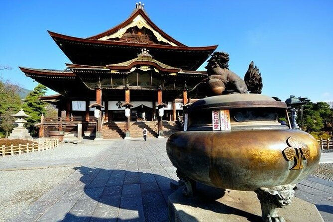 snow-monkey-park-zenkoji-temple-nagano-pvt-full-day-tour