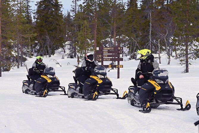 snowmobile-rides-through-kumputunturi-fell-in-kittila-finland