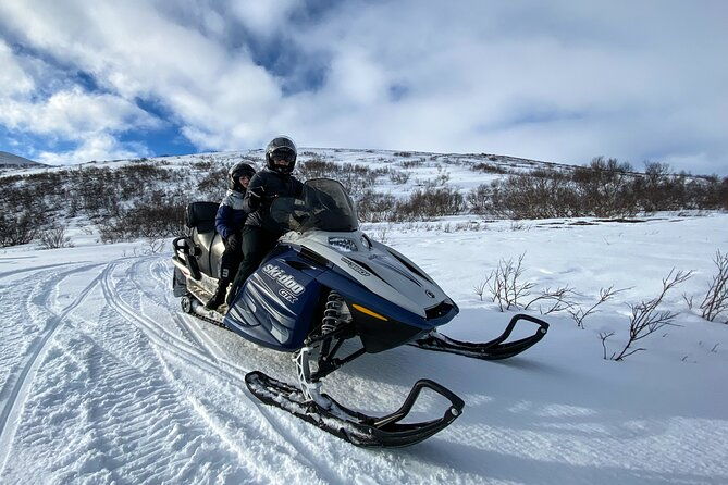 snowmobile-tour-by-lake-myvatn