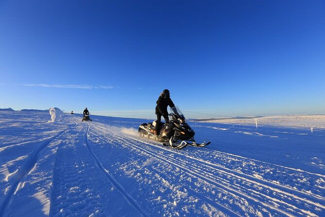 snowmobiling-adventure-in-levi-2