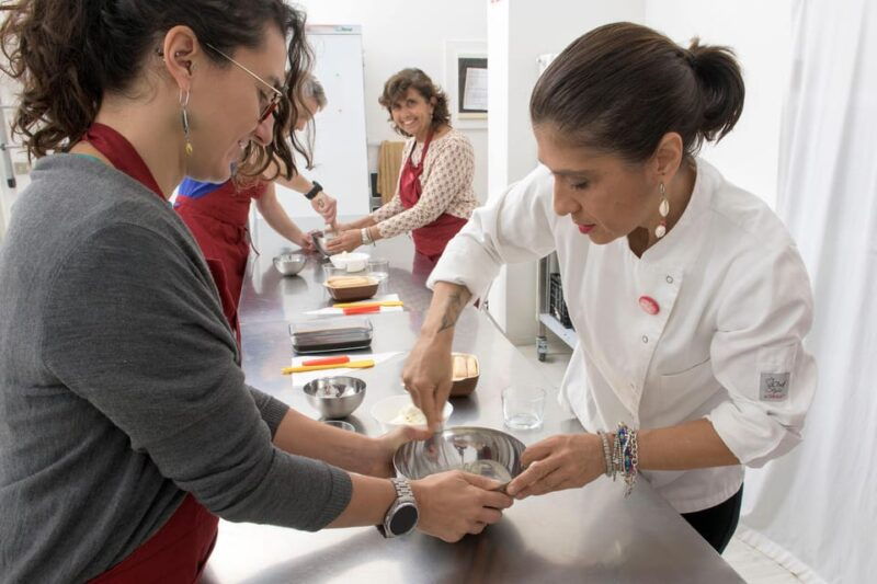 social-aperitif-in-the-kitchen-with-chef