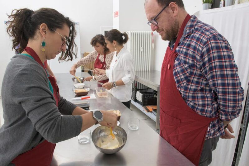 social-aperitif-in-the-kitchen-with-chef