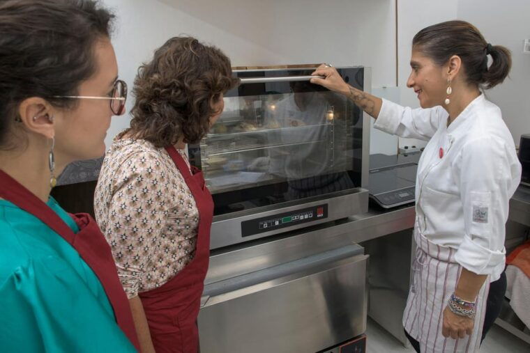 social-aperitif-in-the-kitchen-with-chef