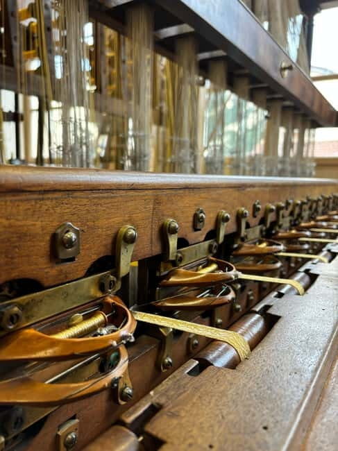 Soierie Vivante's weaving workshops : tours and demos - An In-Depth Look at the Weaving Experience