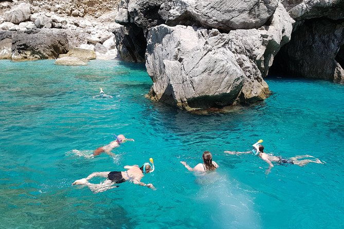 sorrento-exclusive-capri-private-boat-tour-blue-grotto-2