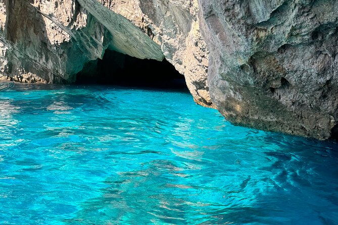 sorrentomaxiboat-tours-to-capri-2