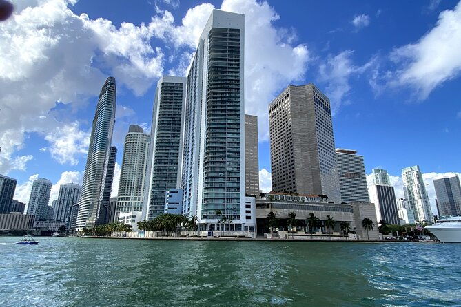 south-beach-cruise-of-millionaires-homes-and-miami-skyline