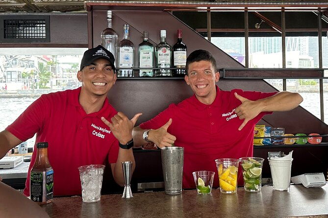 south-beach-cruise-of-millionaires-homes-and-miami-skyline