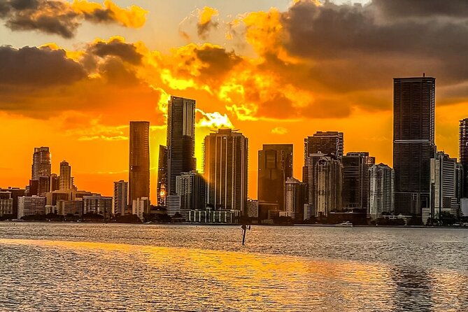 south-beach-cruise-of-millionaires-homes-and-miami-skyline
