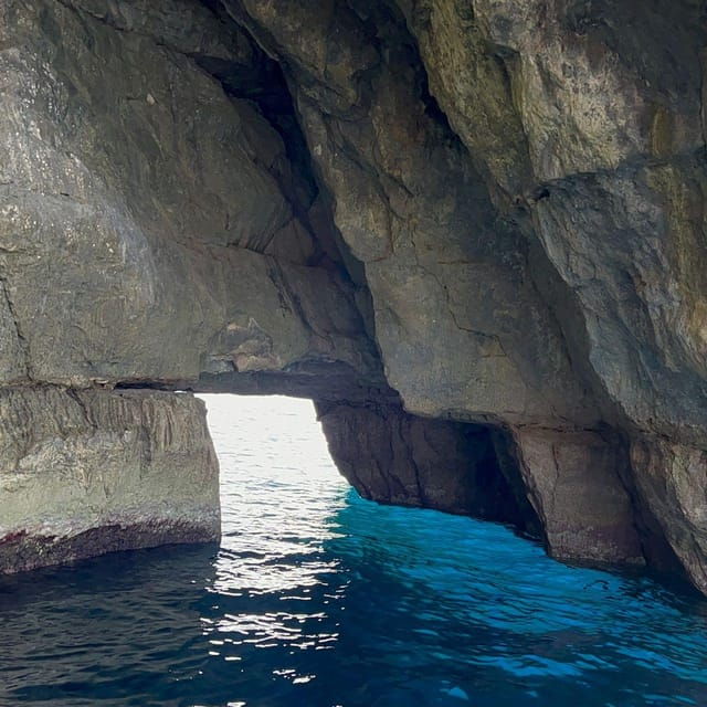 southern-beauties-marsaxlokk-and-blue-cave-tour-in-portuguese