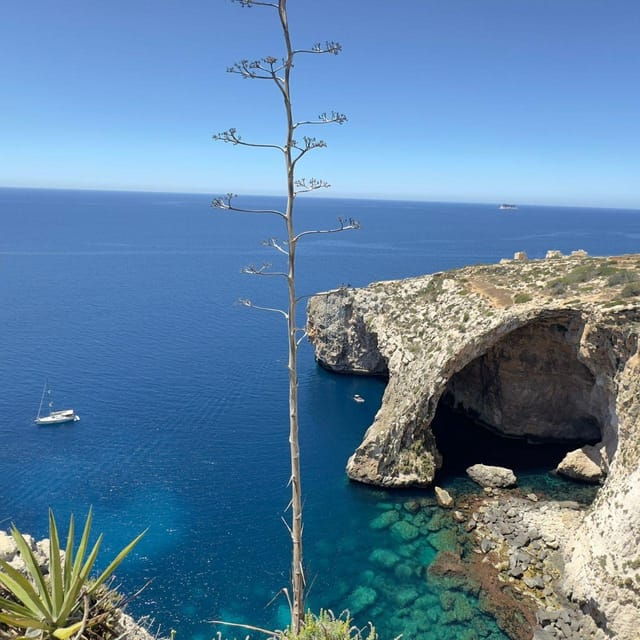 southern-beauties-marsaxlokk-and-blue-cave-tour-in-portuguese