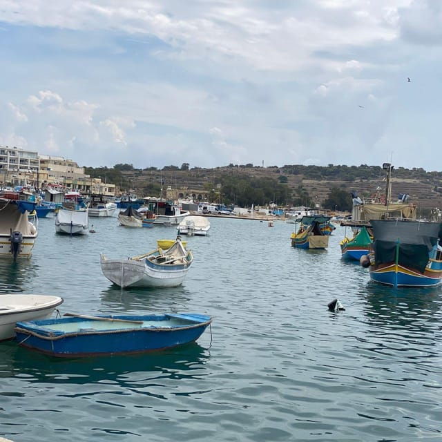 southern-beauties-marsaxlokk-and-blue-cave-tour-in-portuguese