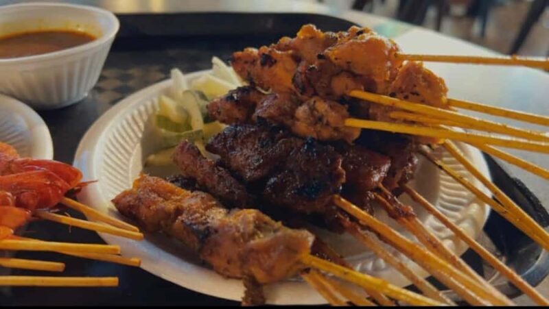 Sparkling Singapore City tour-RiverCruise, LightShows, Satay - Tasting Authentic Satay at Lau Pa Sat