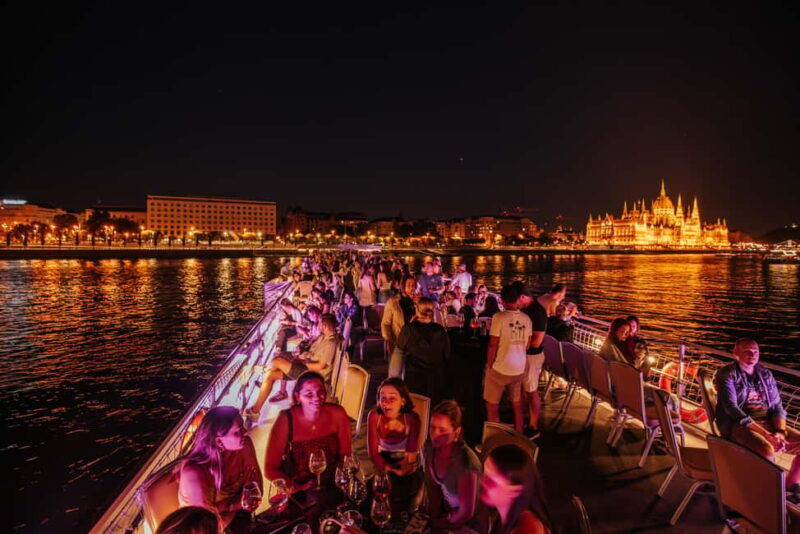 Sparty Boat with Unlimited Drinks and live DJ - Key Points