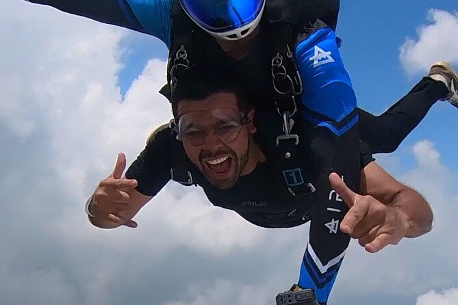 spectacular-skydiving-experience-from-medellin