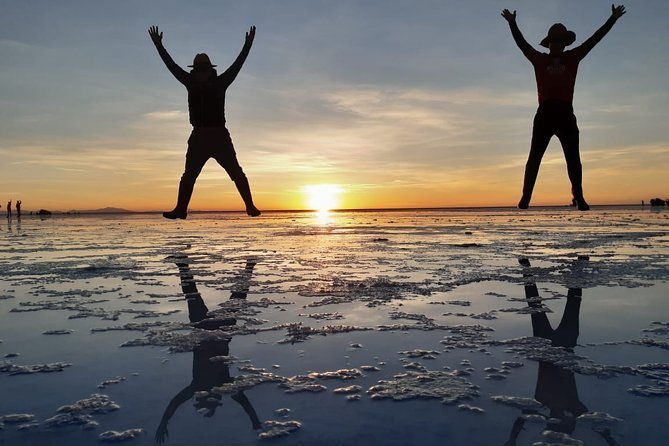 spectacular-sunset-in-uyuni-salt-flats-from-uyuni