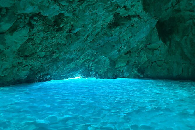 speed-boat-tour-to-vlores-secret-blue-cave-at-grama-bay