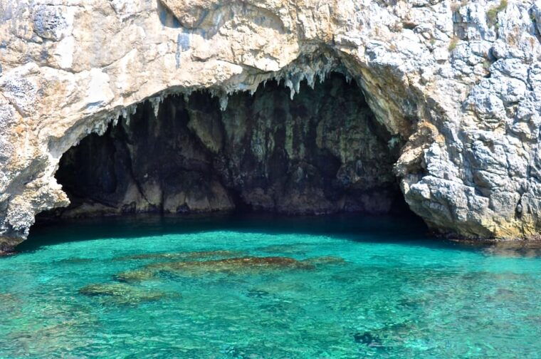 sperlonga-boat-cruise-to-the-blue-grotto-with-swimming