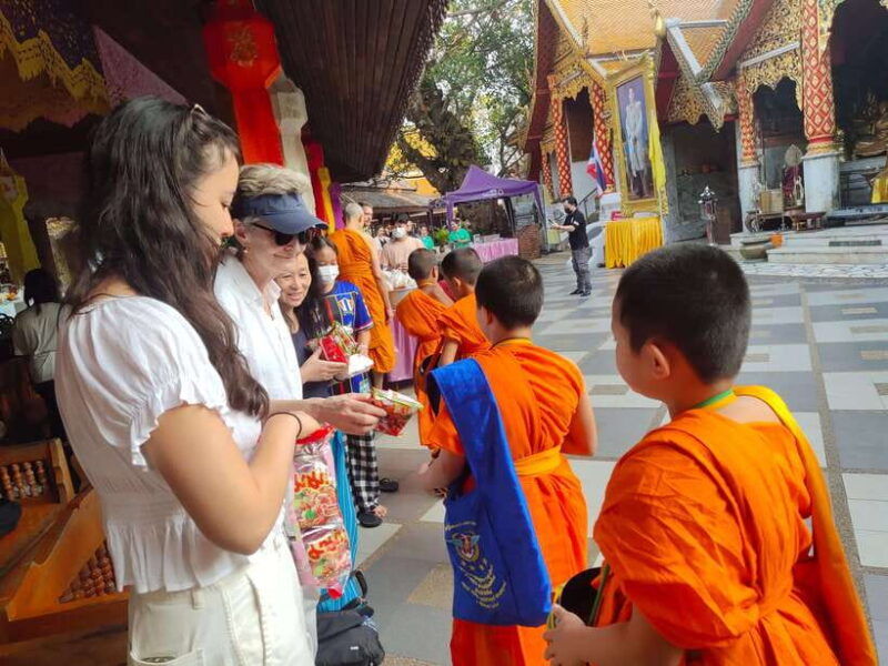 spiritual-sunrise-wat-doi-suthep-pha-lat-alms-meditation