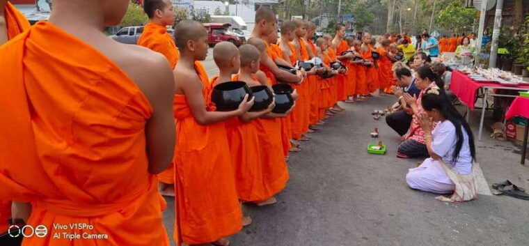 spiritual-sunrise-wat-doi-suthep-pha-lat-alms-meditation