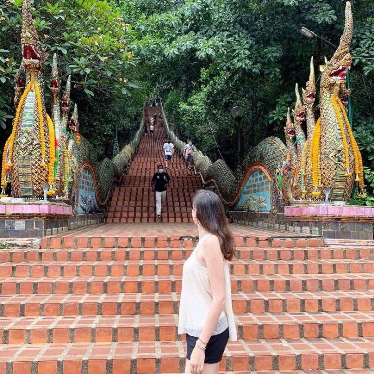 spiritual-sunrise-wat-doi-suthep-pha-lat-alms-meditation