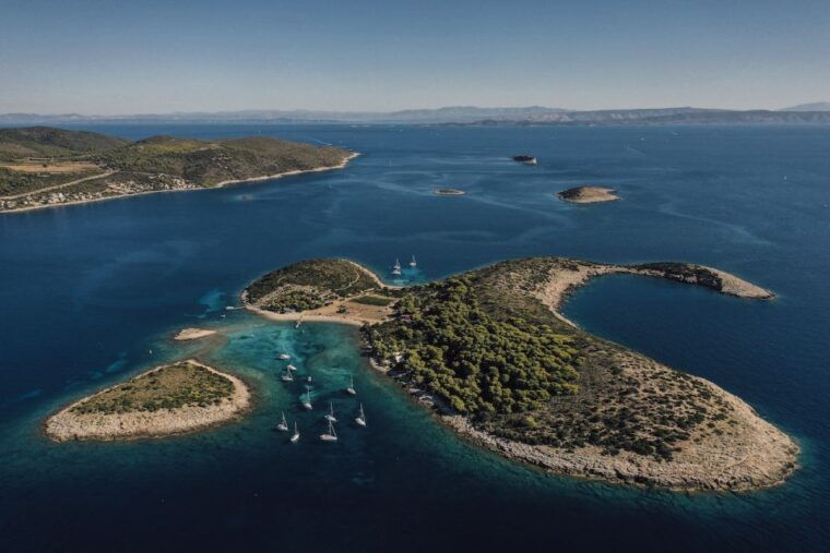 split-blue-cave-and-5-islands-tour