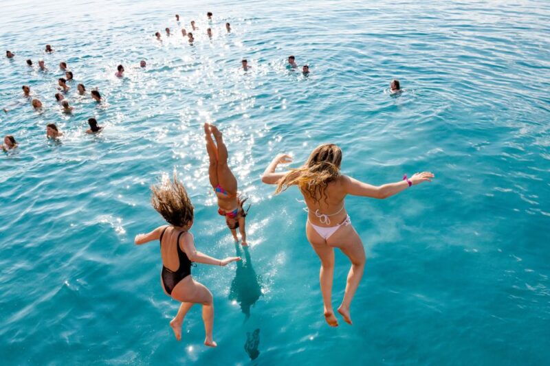 split-blue-lagoon-boat-party-with-djs-shots-after-party