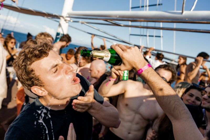 split-blue-lagoon-boat-party-with-djs-shots-after-party